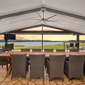Tuscany On Tinaroo - Lakeside Luxury Holiday home